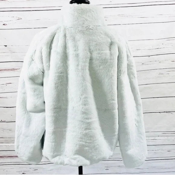 An oversized Swoosh logo meets luxe faux fur Sherpa in a wear-anywhere jacket - Picture 6 of 9